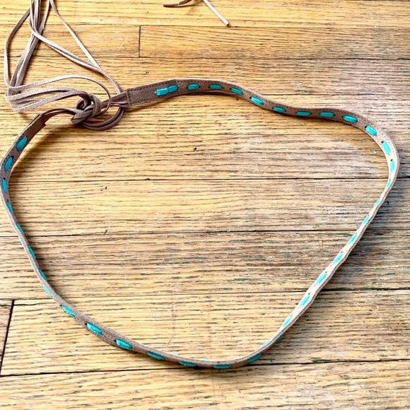 So pretty❤️ 1970’s Suede Tie Belt🦋 Light Tan&Turquoise❤️One Size Fits All 🦋 - Picture 5 of 5